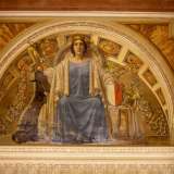 Cos� i cittadini per dimostrare la propria devozione a Cristo e al Cattolicesimo decisero di utilizzare come colori simbolo di Bari il bianco e il rosso. Il primo rappresentava il puro e candido zelo religioso, il secondo il sangue che sarebbero stati pronti a versare per difendere il proprio credo
